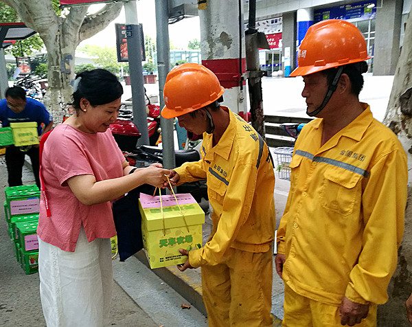盛夏烈日送清涼 區總工會慰問集團養護工人